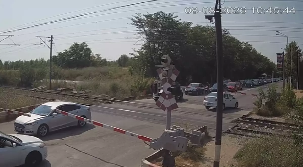 Trei mașini au rămas între semibariere la trecerea de cale ferată de la Petricani