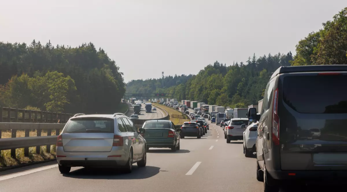 Mai multe mașini care circulă pe șosea