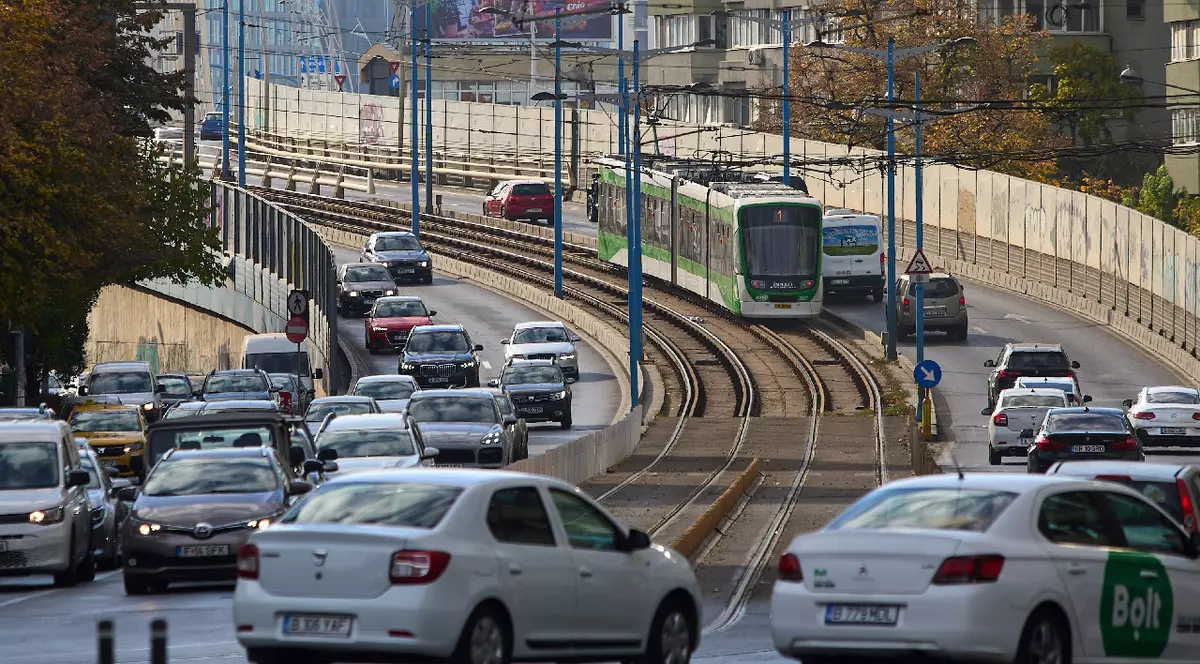 București, România. 4 noiembrie 2024: ASTRA Imperio Metropolitan, tramvai românesc cu articulație dublă, podea joasă și capacitate mare de transport, pe pasajul Basarab.