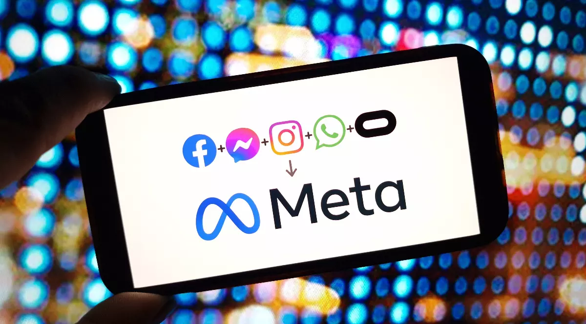Logo-urile Facebook, Instagram și Whatsapp, pe ecranul unui telefon. Sub ele scrie Meta