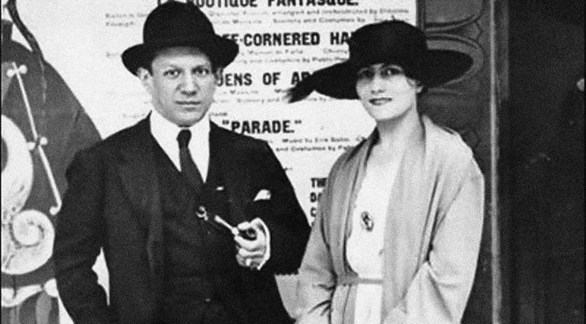 Olga Hohlova alături de Pablo Picasso într-o fotografie alb negru.