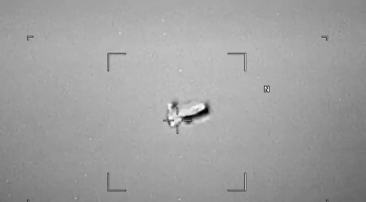 Un obiect misterios a fost filmat zburând deasupra unei zone rezidențiale. Pentagonul publică noi dosare OZN desecretizate