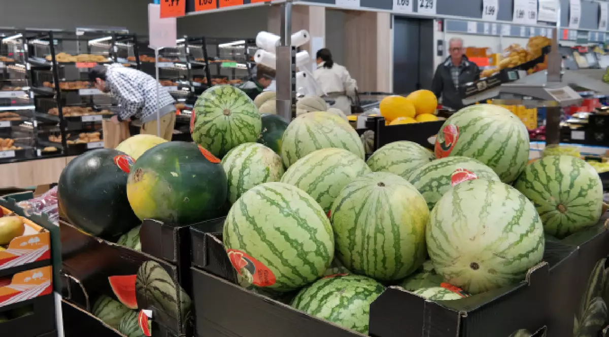 Raionul de produse proaspete al unui supermarket Lidl din Germania