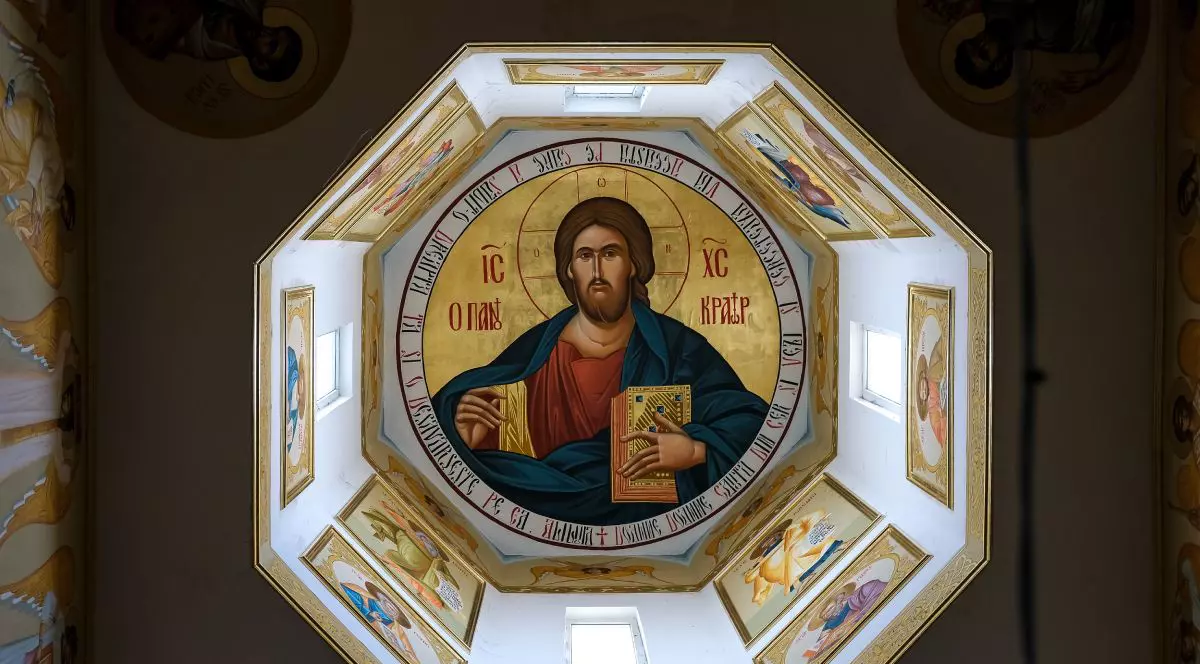 Pictură cu Iisus Hristos în interiorul unei biserici ortodoxe