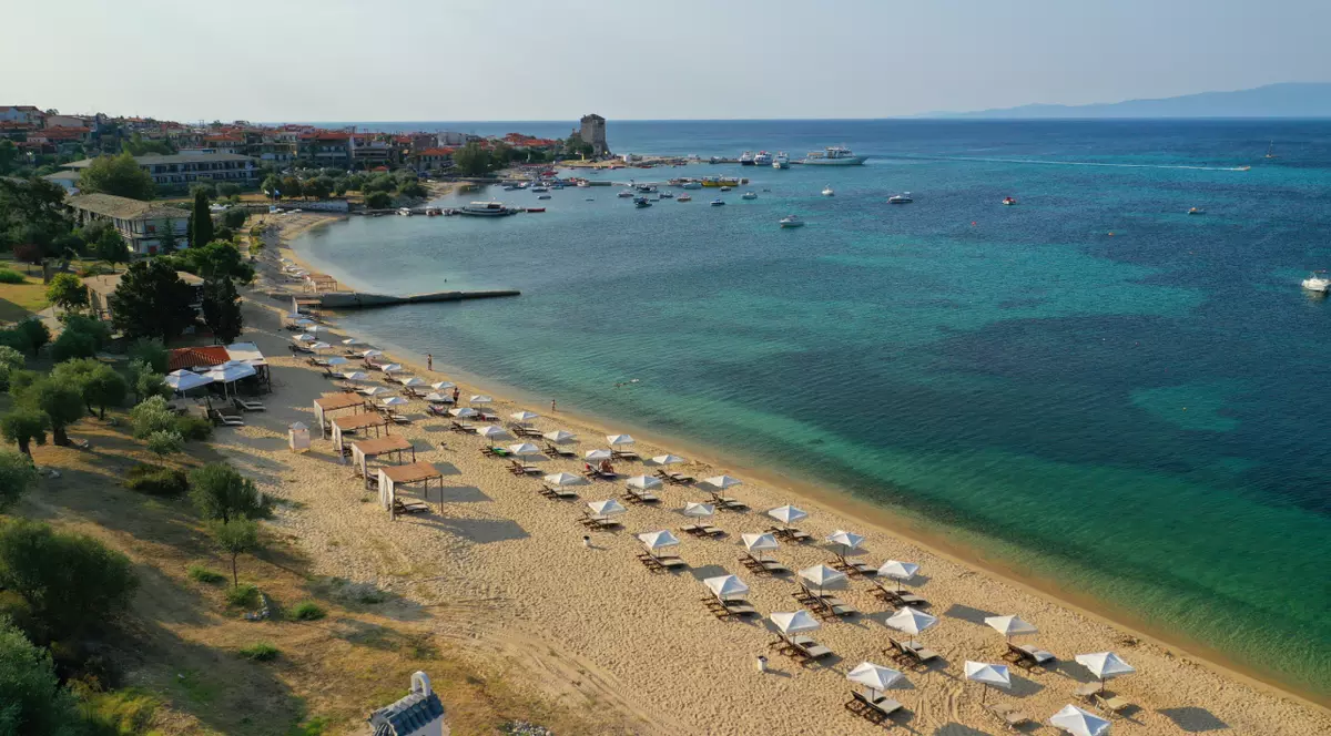 Fotografie aeriană a unei plaje cu nisip bine îngrijită din satul Ouranoupoli, Halkidiki, nordul Greciei