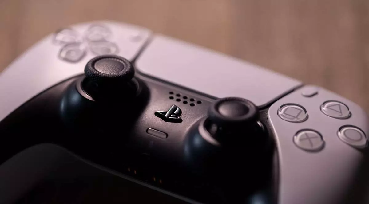 Un controller de PlayStation 5 pe o masă de lemn.