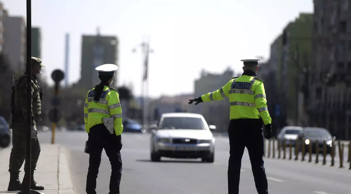 O imagine în care poliția și armata opresc mașinile pentru a verifica documentele șoferilor în Piața Uniunii, din centrul Bucureștiului, România, 3 aprilie 2020.