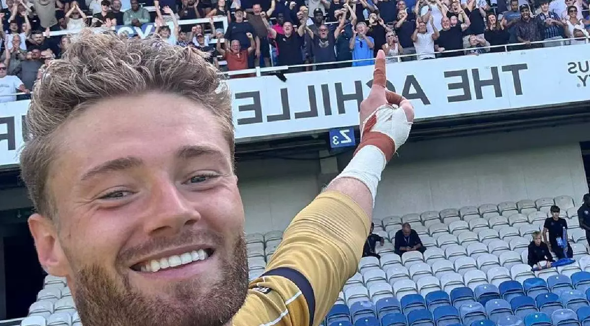 Lukas Jensen se bucură alături de suporterii lui Milwall