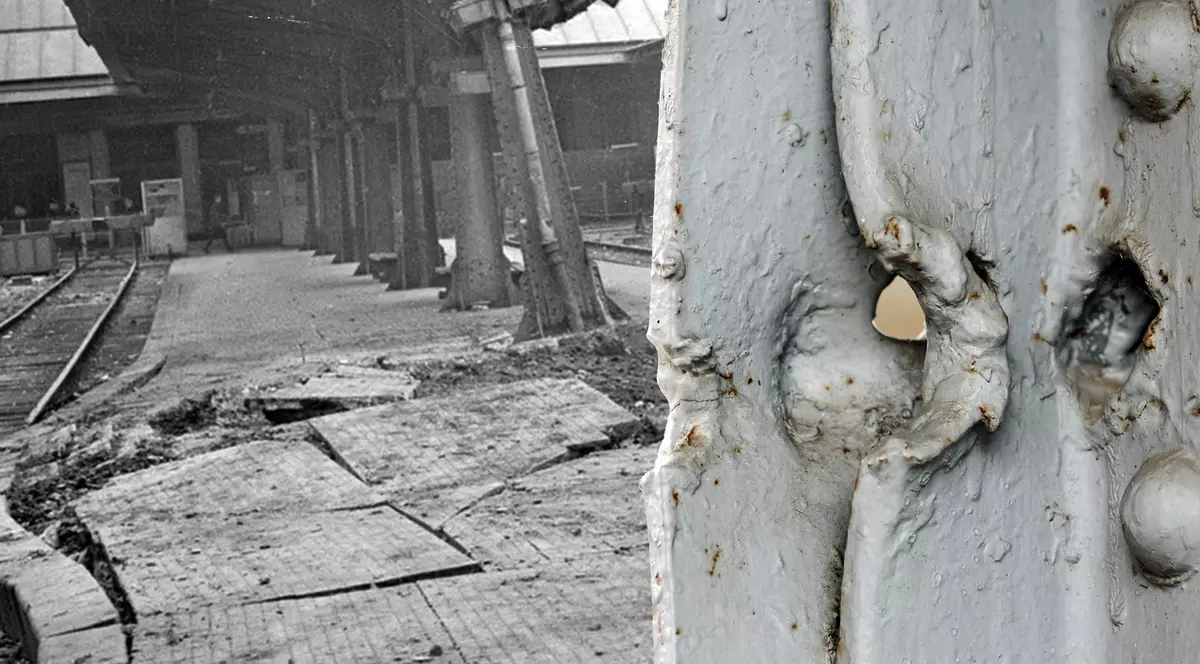 Al treilea stâlp de pe peronul 7 păstrează și astăzi urmele bombardamentului din 1944 asupra Gării de Nord