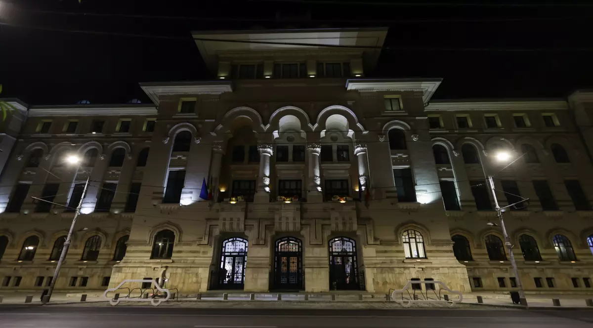 Clădirea Primăriei București cu toate luminile stinse