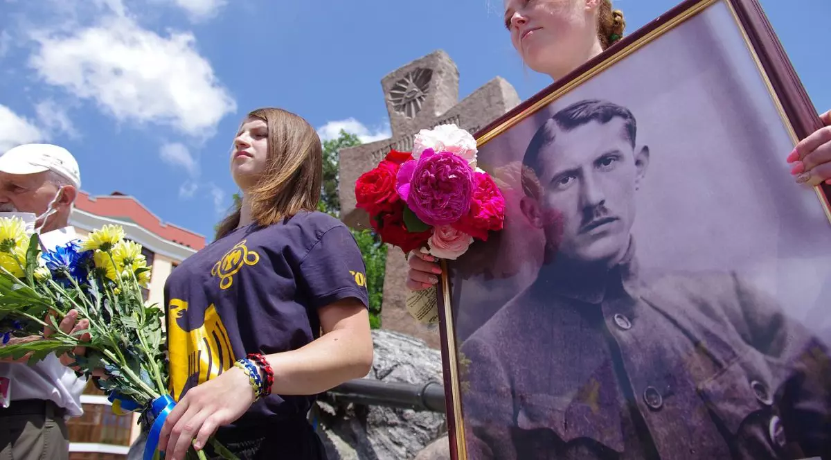 O femeie ține un portret al politicianului naționalist ucrainean Evhen Konovaleț – lider al Organizației Naționaliștilor Ucraineni (1929–1938) – în timpul celebrării celei de-a 129-a aniversări a nașterii sale, la monumentul cazacilor ucraineni din Poltava, Ucraina, 14 iunie 2020