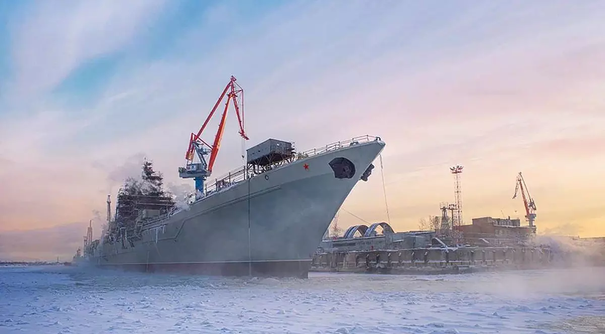 Nava Amiral Nahimov langa un santier naval