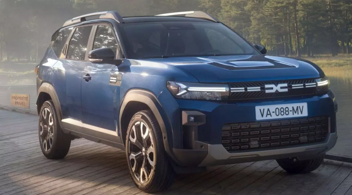 Un model Dacia Bigster albastru este expus la vânzare, iulie 2024