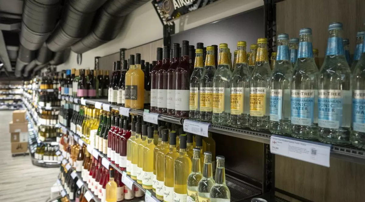 Gamă de produse fără alcool la magazinul Vinmonopolet din centrul comercial Steen & Strøm din Oslo, Norvegia, 17 decembrie 2024.