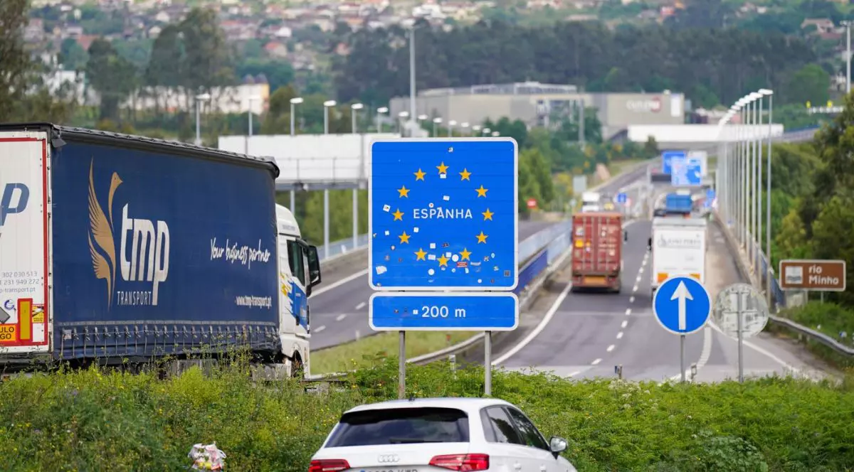 Mai multe TIR-uri întră în Spania pe o autostradă care vine din Portugalia, 16 aprilie 2026