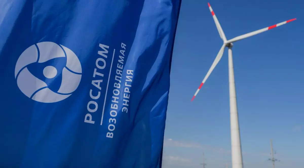 Un banner Rosatom este vizibil în timpul ceremoniei de inaugurare a parcului eolian Novolakskaya din Rusia, 22 iulie 2026
