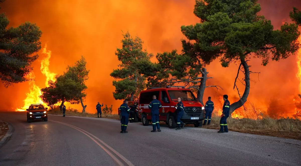 Pompierii desfășoară operațiuni de stingere a incendiilor forestiere în Agia Paraskevi, Attica de Vest, Grecia, pe 1 august 2026