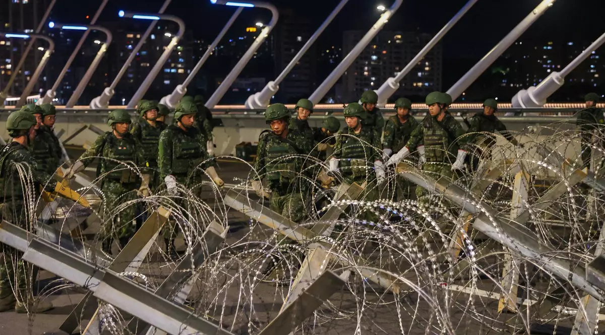 Soldații taiwanezi au amplasat obstacole antitanc pe podul Danjiang (Tamkang) pentru a simula împiedicarea forțelor chineze să se apropie