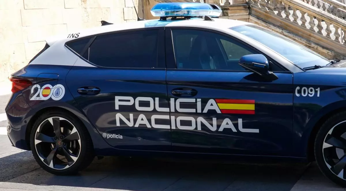 O mașină de poliție este surprinsă parcată pe o stradă din Madrid, Spania, pe 11 august 2026