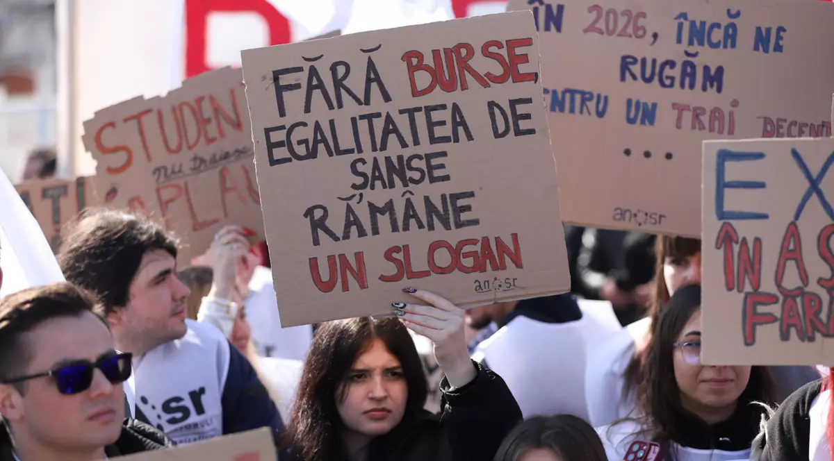 Mai multi tineri protesteaza cu pancarde