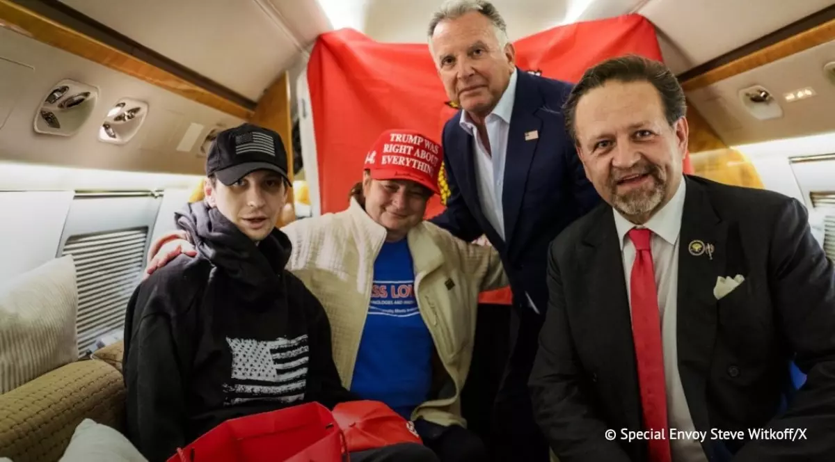 Pușcașul Marin eliberta de Rusia la bordul avionului care l-a adus acasa din Rusia, alături de familie si de oficiali americani
