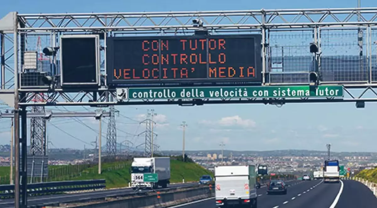 Un afișaj electronic anunță că autostrada este supravegheată cu radarul Tutor