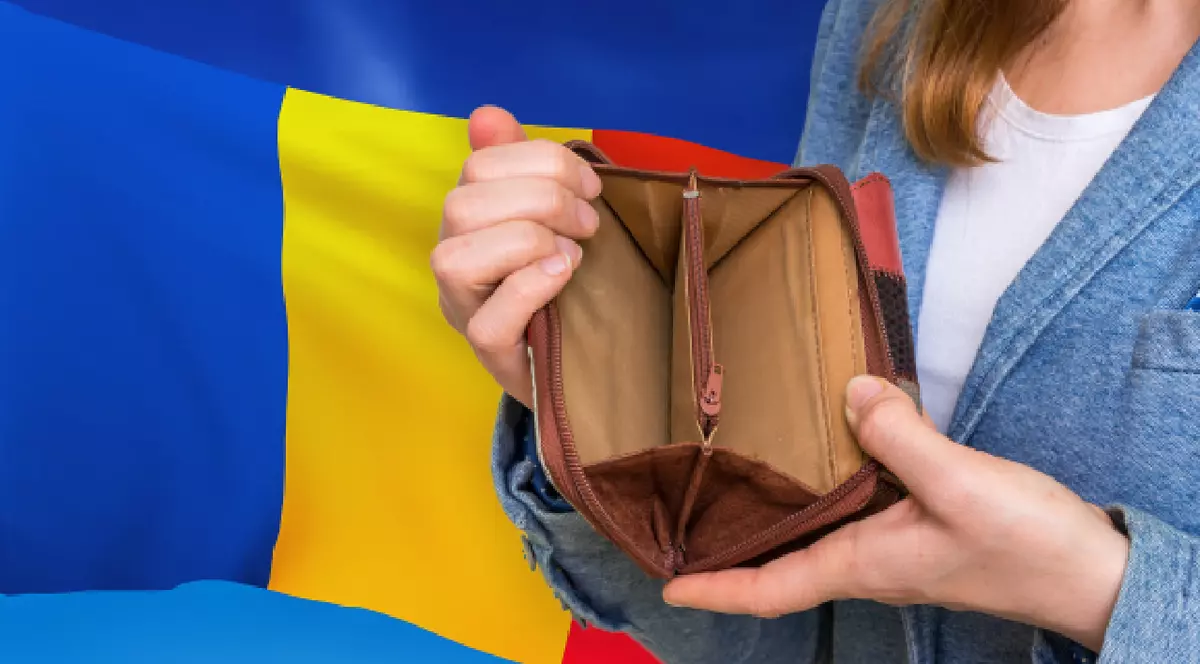 O femeie arată portofelul gol, pe fundalul drapelului național.