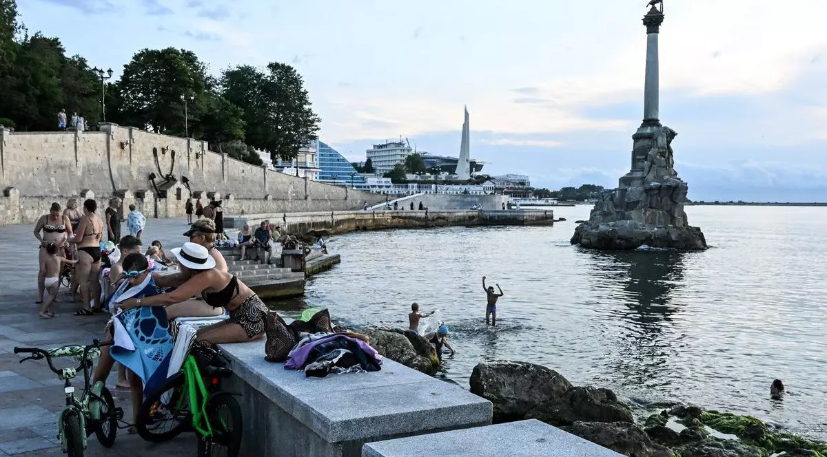 turiști ruși în stațiunea sevastopol din Crimeea ocupată.