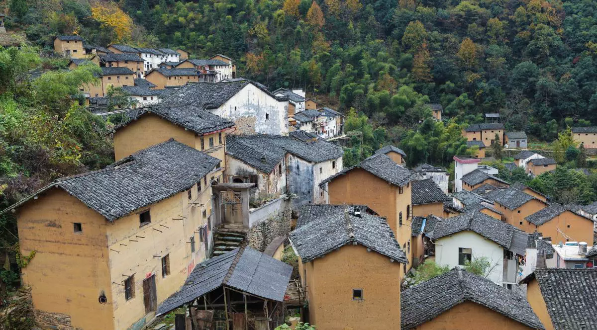 MAi multe case inconjurate de coapaci intr-un sat din China