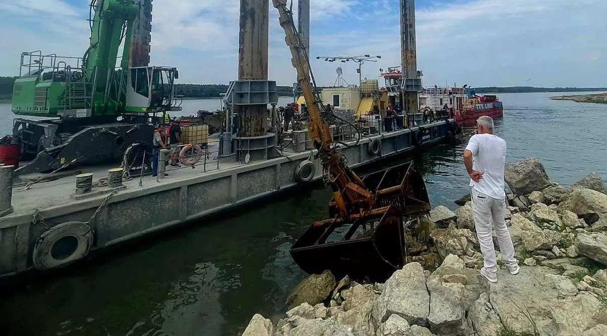 Se sparge mecanizat în zona exploziei pentru încărcarea barjelor cu piatră. Sursă foto: Facebook/ Apele Române.