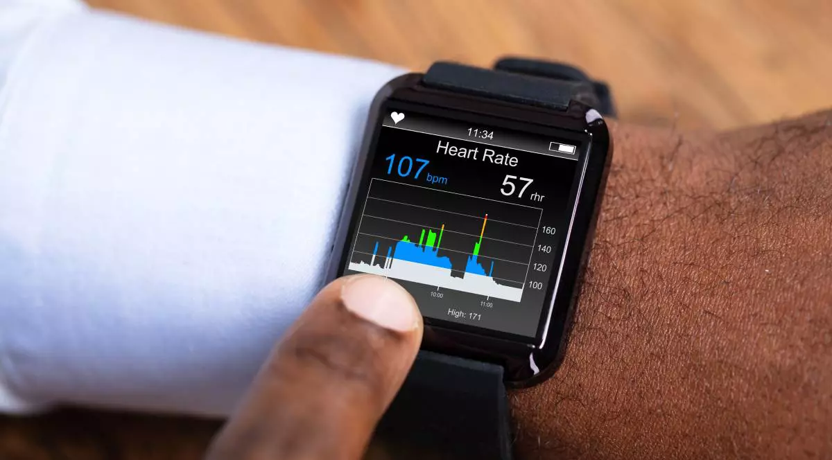 Un smartwatch pe care e afișat un ecran de detecție a bătăilor inimii.