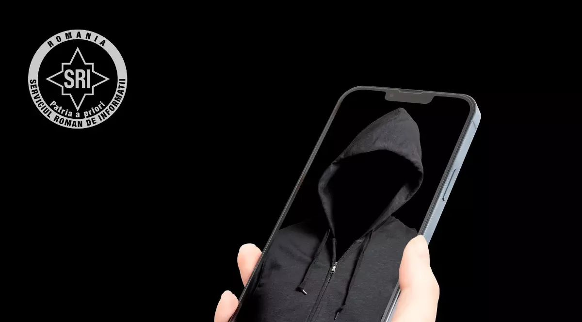 Imaginea ilustrează un telefon mobil pe al cărui ecran apare silueta unei persoane cu glugă, simbol al unui posibil atacator cibernetic sau escroc. În colțul din stânga sus este afișată sigla Serviciului Român de Informații (SRI), sugerând avertismentul instituției privind apelurile telefonice frauduloase.