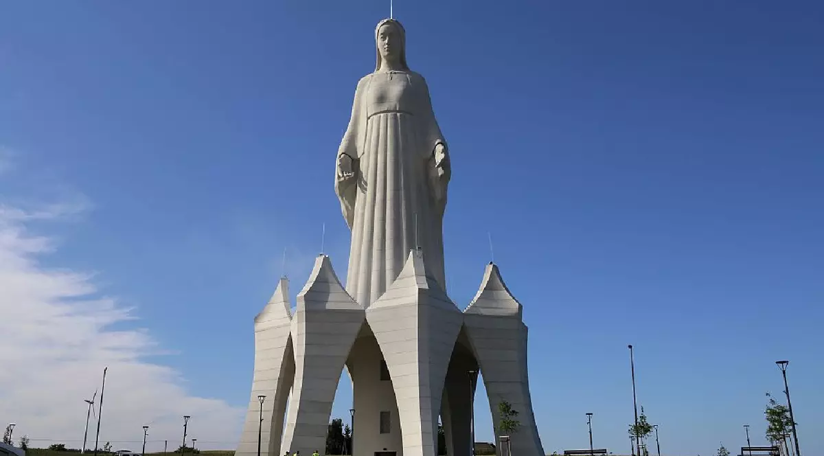 7 august 2026, Polonia, Konotopie: În sat a fost ridicată o statuie uriașă a Fecioarei Maria.