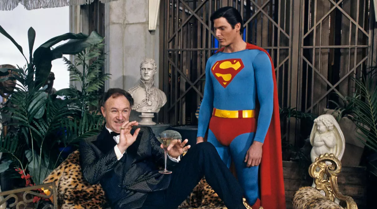 Superman, în timpul unui dintre filme. Poartă costumul de supererou și stă lângă o canapea