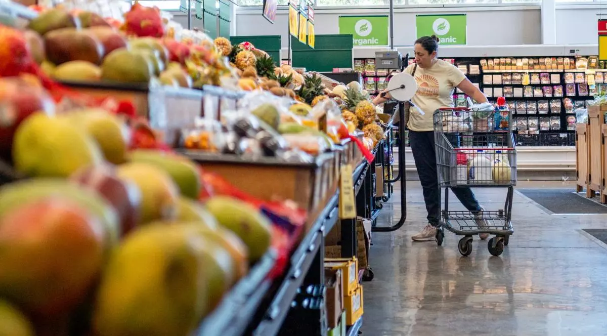 Supermarketurile din România reduc aerul condiționat și sting reclamele luminoase. Sursă foto: Getty Images.