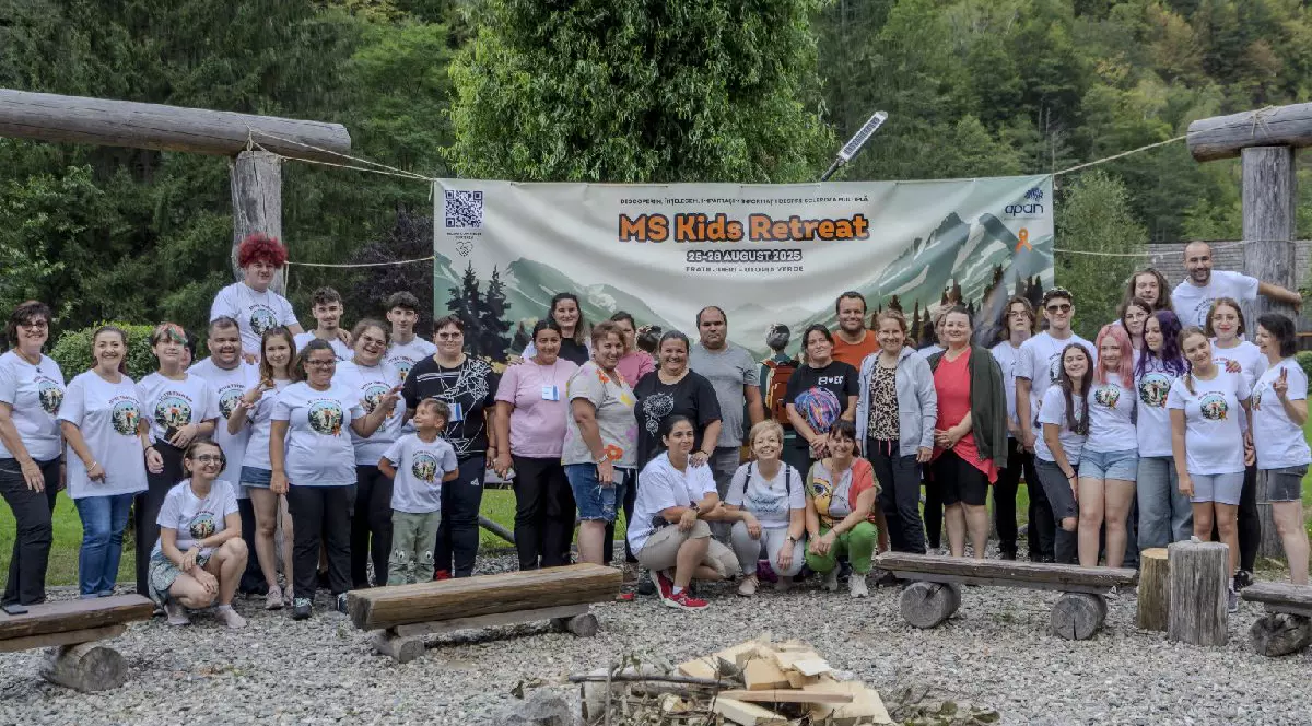 Un grup mare de copii si adulti in tabara MS Kids Retreat pentru copiii cu scleroza multipla