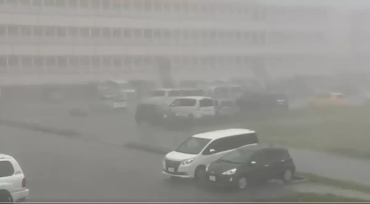 O scenă cu condiții meteorologice extreme, caracterizată prin ceață sau ploaie extrem de densă și vizibilitate redusă.