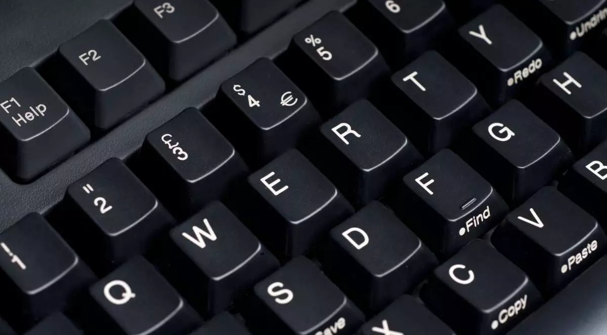 Prim-plan cu tasetele de pe o tastatură QWERTY.