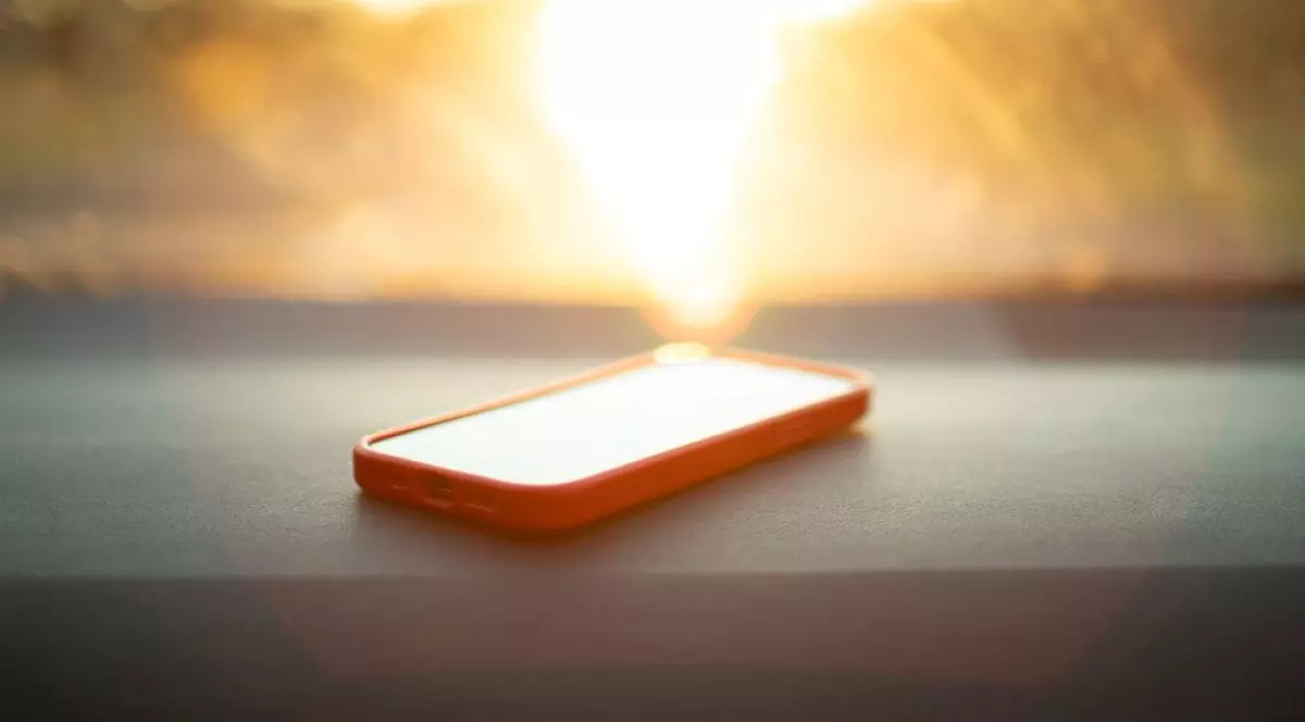 Ce se întâmplă dacă lași telefonul în soare pe caniculă. Sursă foto: Shutterstock