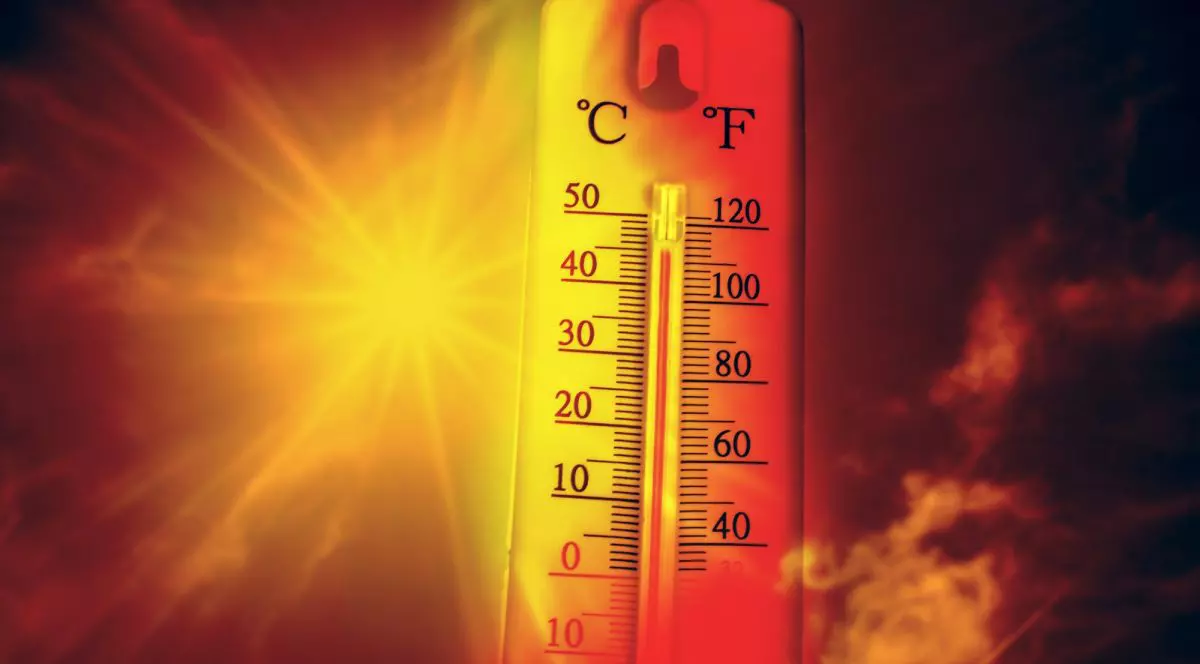 termometru, care indică o temperatură de peste 40 de grade celsius, afară, pe timp de caniculă. În spate se vede soarele arzător, în culori de galben și roșu