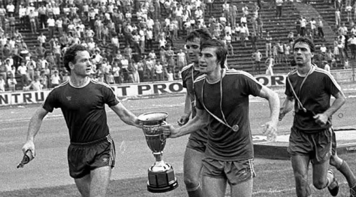 O fotgrafie alb negru cu Nicolae Ungureanu (stânga) ș Nicolae Tilihoi cu trofeul pentru câștigarea Cupei. României