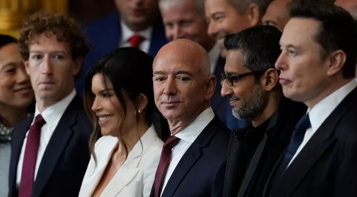Imaginea prezintă un grup de lideri din domeniul tehnologiei și afacerilor, printre care Mark Zuckerberg, Jeff Bezos și Elon Musk, stând împreună îmbrăcați la costum.