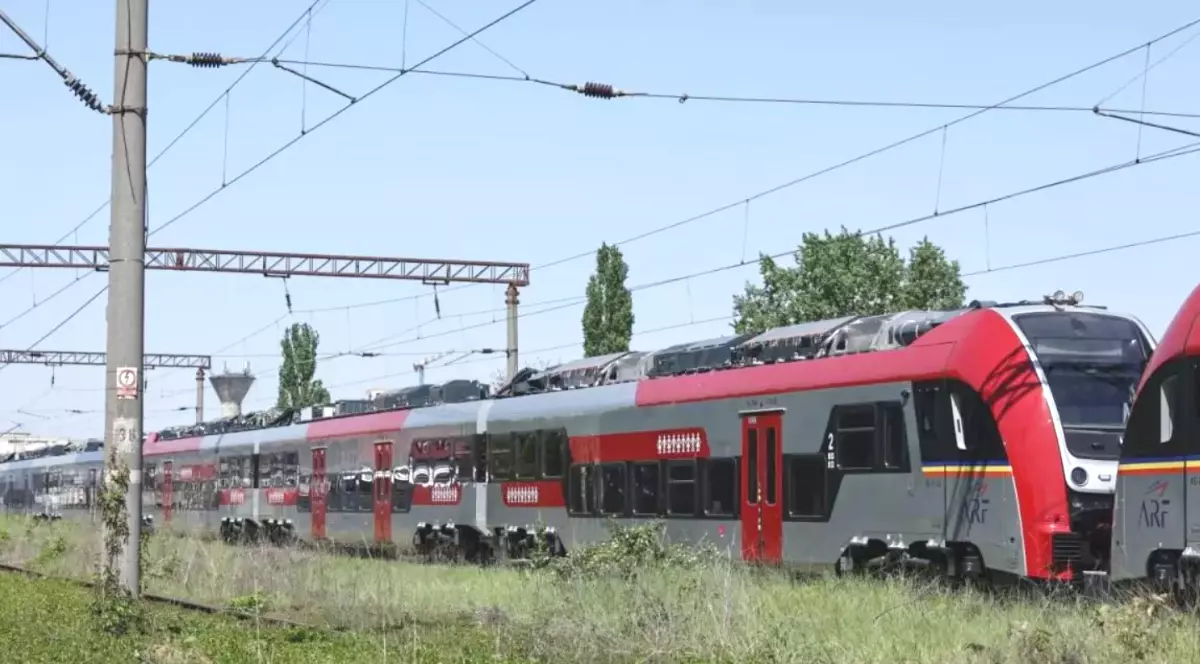 Imaginea prezintă rame electrice moderne PESA în culorile roșu și argintiu, inscripționate cu sigla ARF, staționate pe șinele de cale ferată.