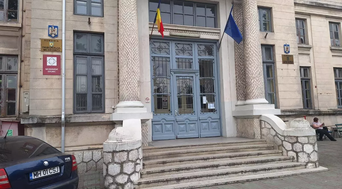 Intrarea in Tribunalul Mehedinti, o cladire istorica