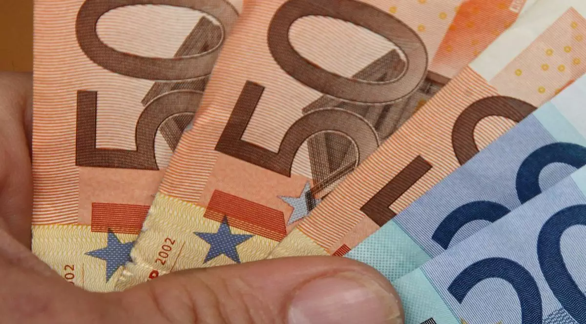 Turiștii români, sfătuiți să fie atenți la bancnotele false de 50 euro în Bulgaria. Sursă foto: Getty Images.