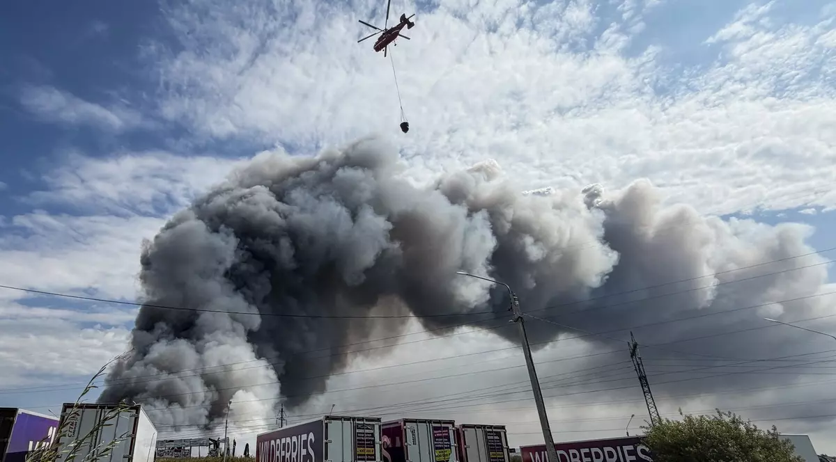 Un elicopter luptă cu flăcările la un depozit Wildberries de lângă Podolsk Foto: Profimedia