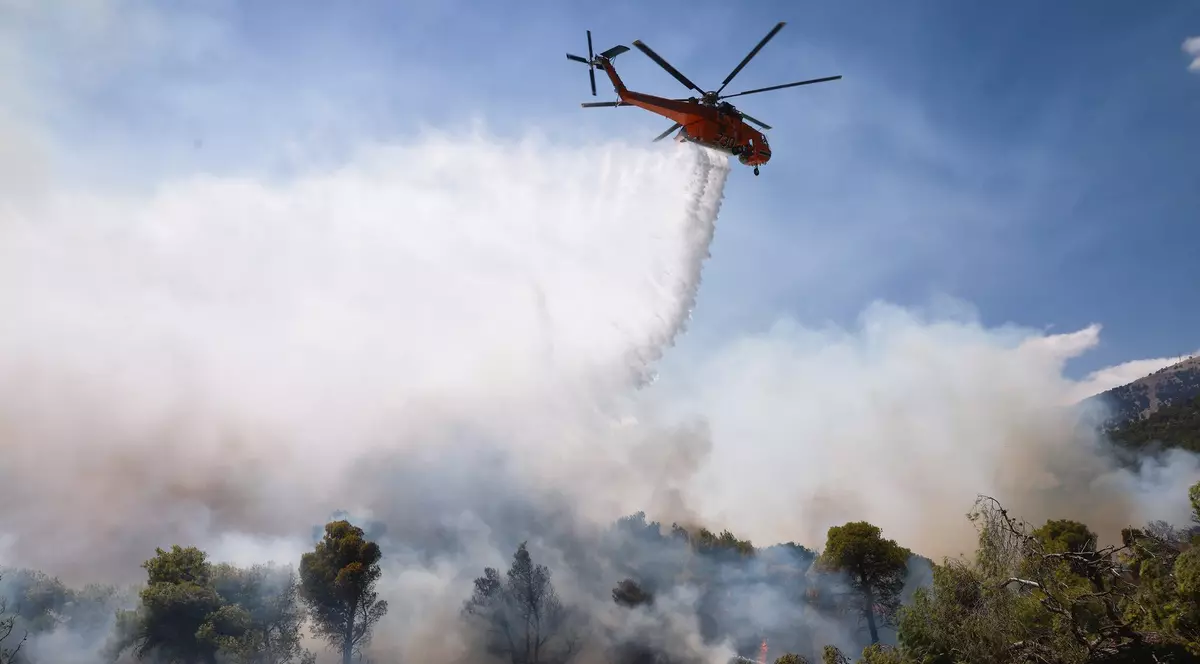 Un elicopter participă la stingerea unui incendiu la 70 de kilometri nord-vest de Atena. Imagine cu caracter ilustrativ Foto: Profimedia