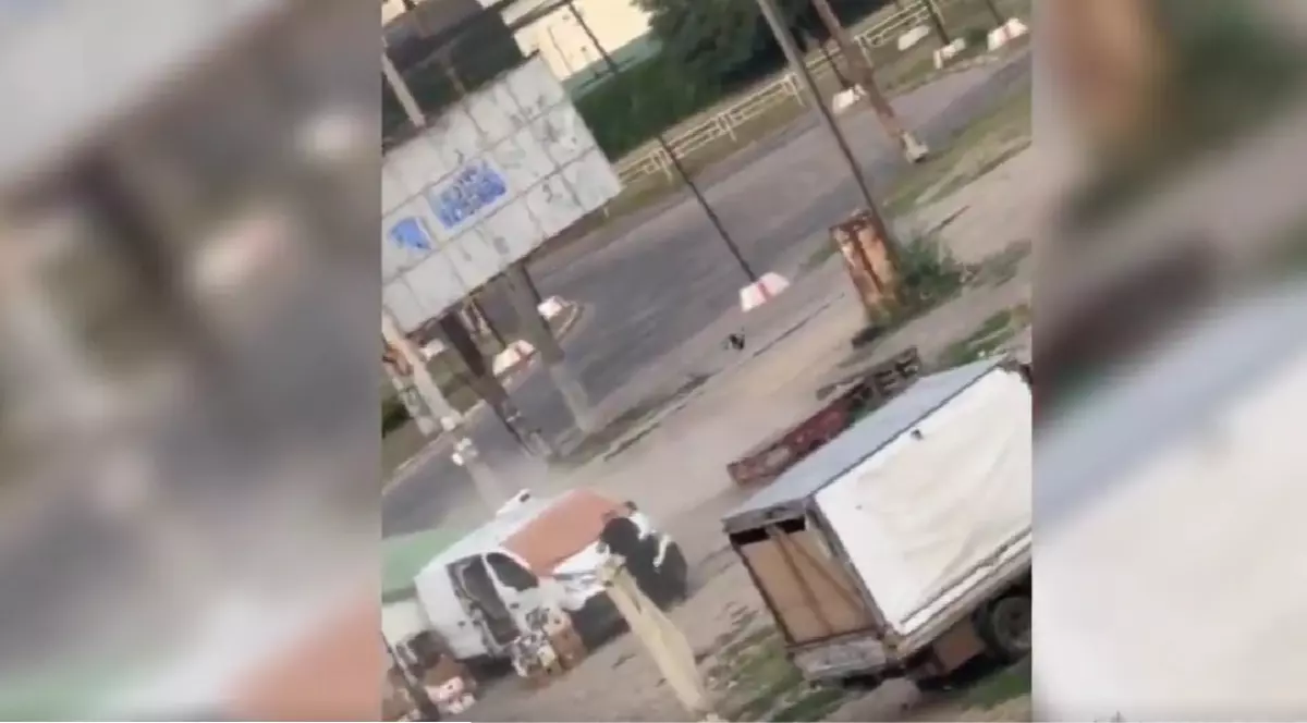 Vânzătorul de legume aleargă în jurul vehiculului său pentru a scăpa de drona rusească Captură X @MrcMedyaa