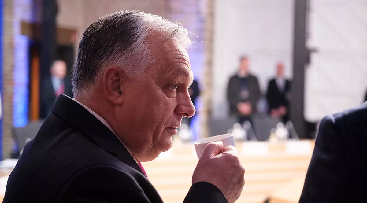 Viktor Orban cu o ceașcă de cafea în mână.