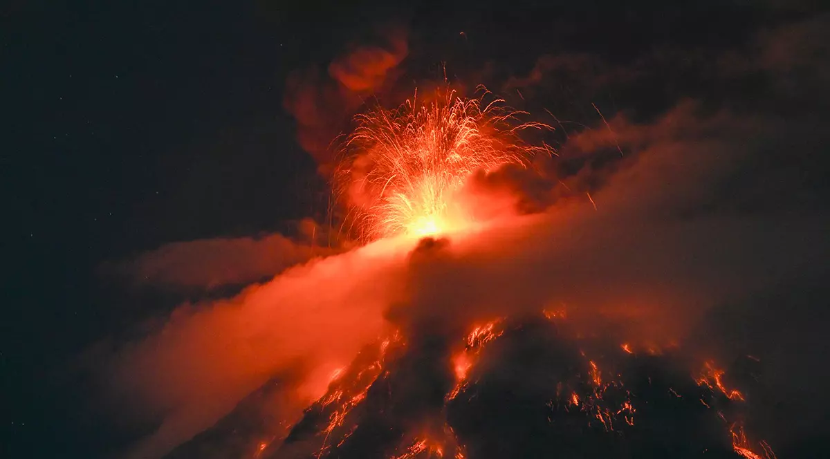 Lavă care erupe din interiorul vulcanului Fuego.